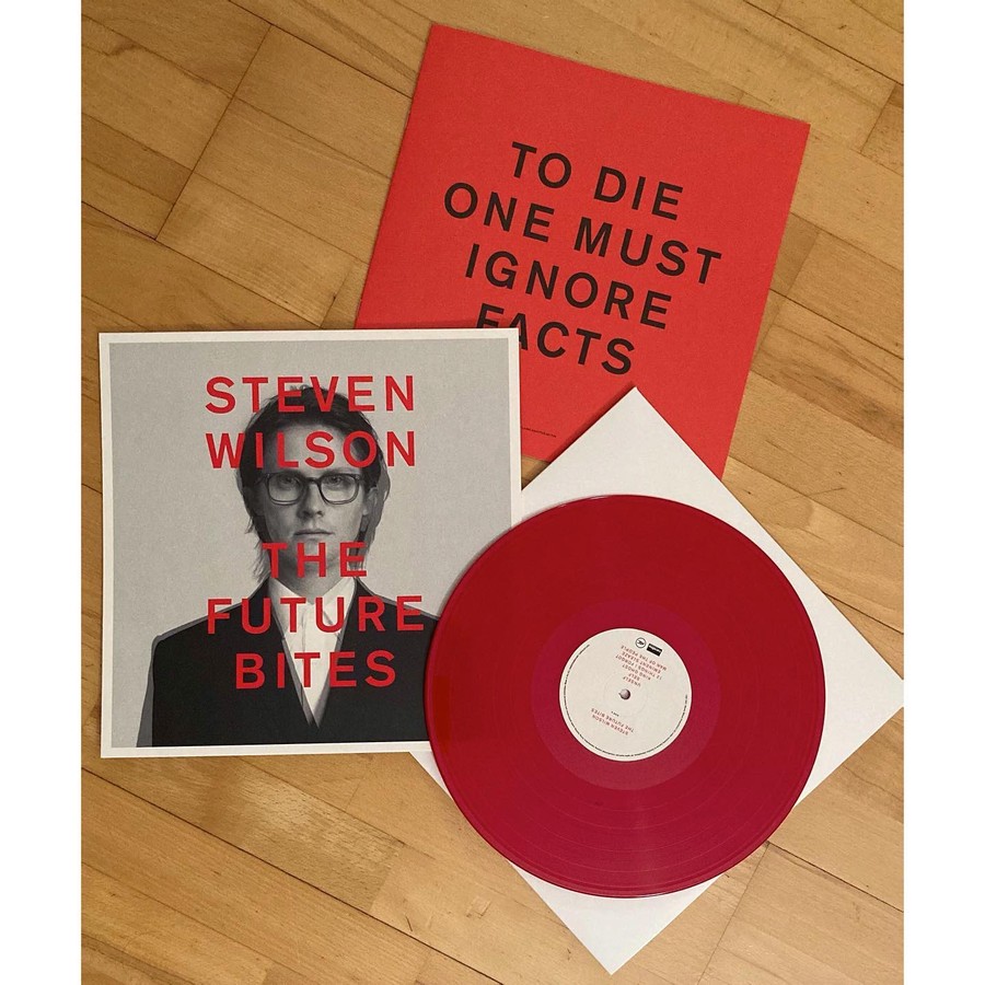 Steven Wilson – The Future Bites, Insert 'To Die One Must Ignore Facts' mit roter Vinyl-Pressung