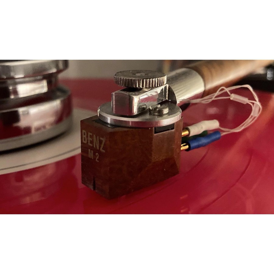 Tonabnehmer Benz M2 auf der roten Vinyl-Pressung von The Future Bites